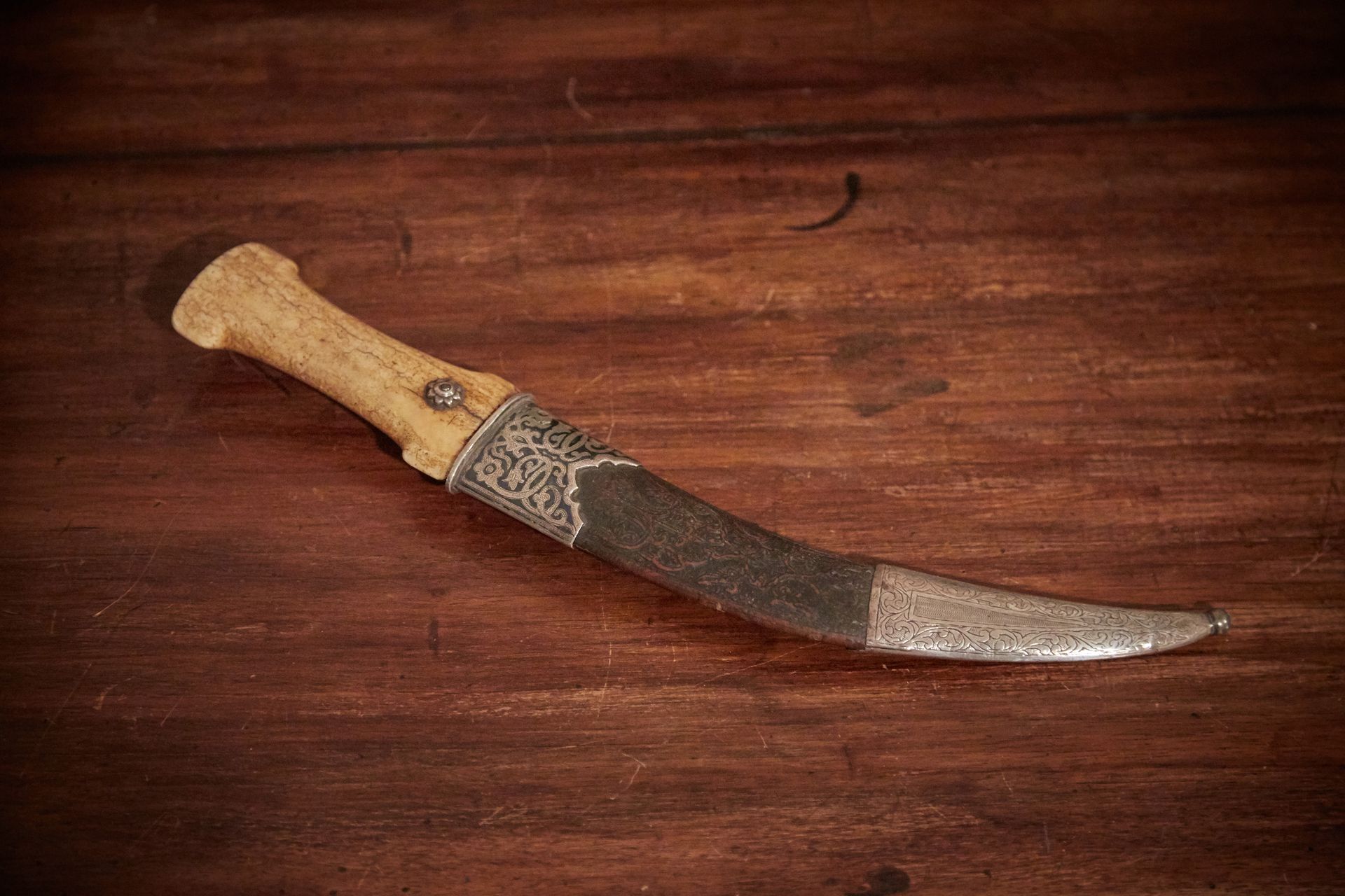 Null KINDJAL knife with curved blade, the handle in patinated and worn bone, the&hellip;