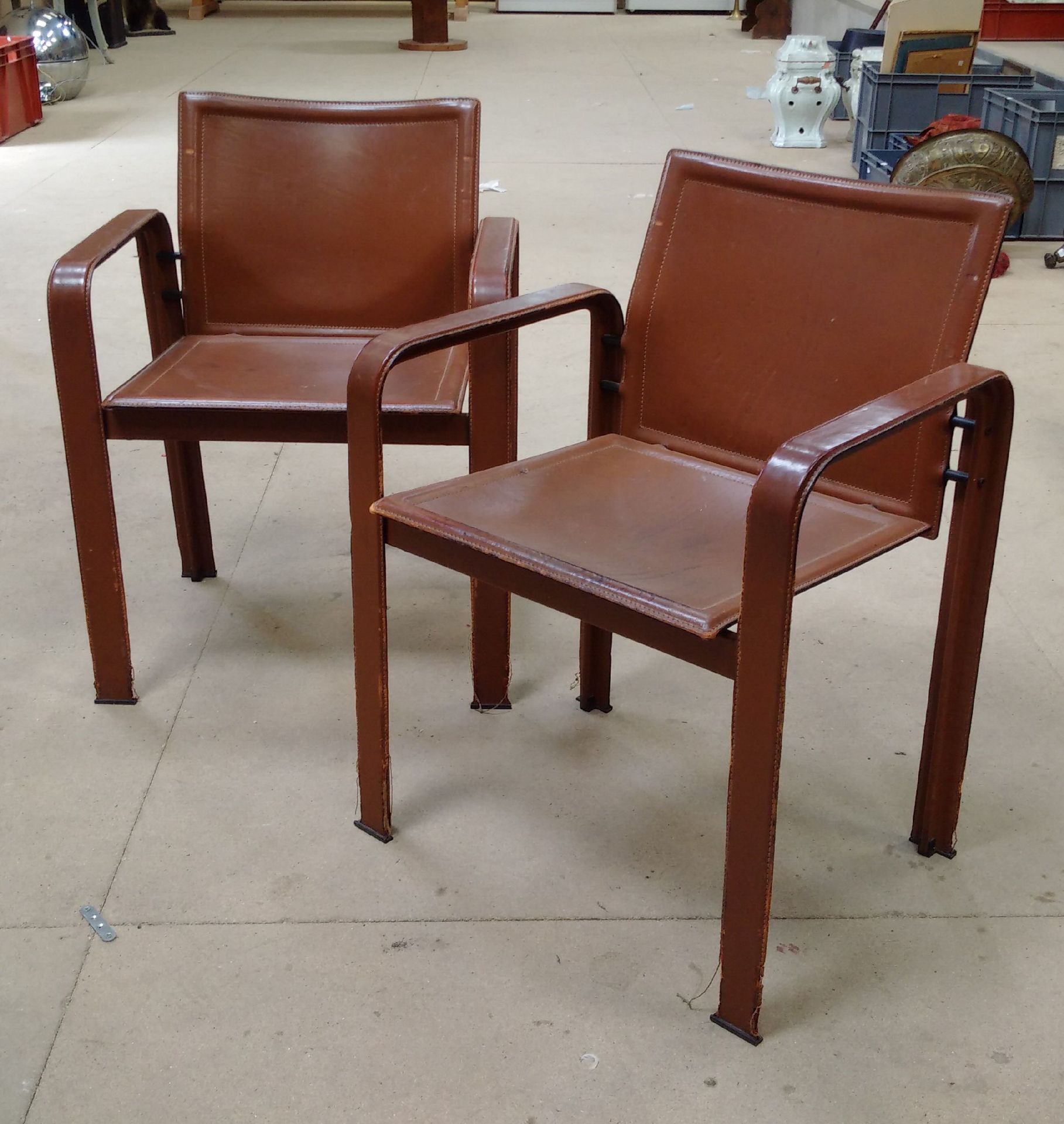 Null 
Paire de fauteuil recouvert de cuir marron 

XXe siècle 

(usures prononcé&hellip;