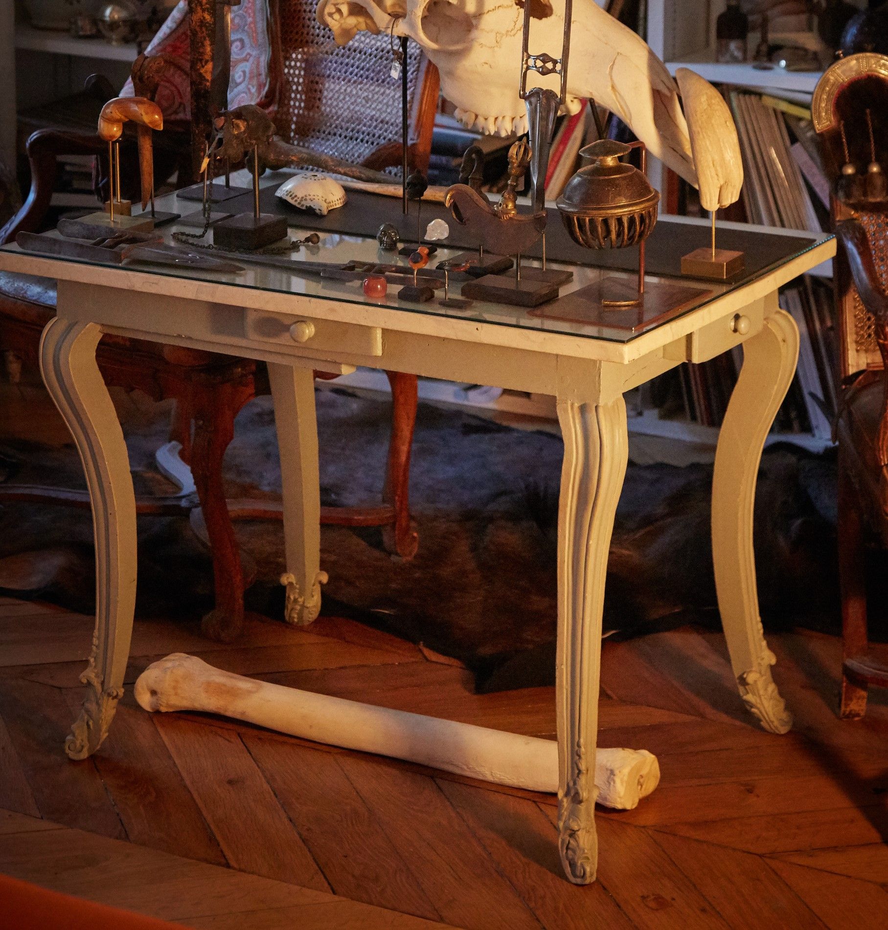 Null Table d'époque Louis XV en bois relaqué gris et beige, le plateau à l'imita&hellip;