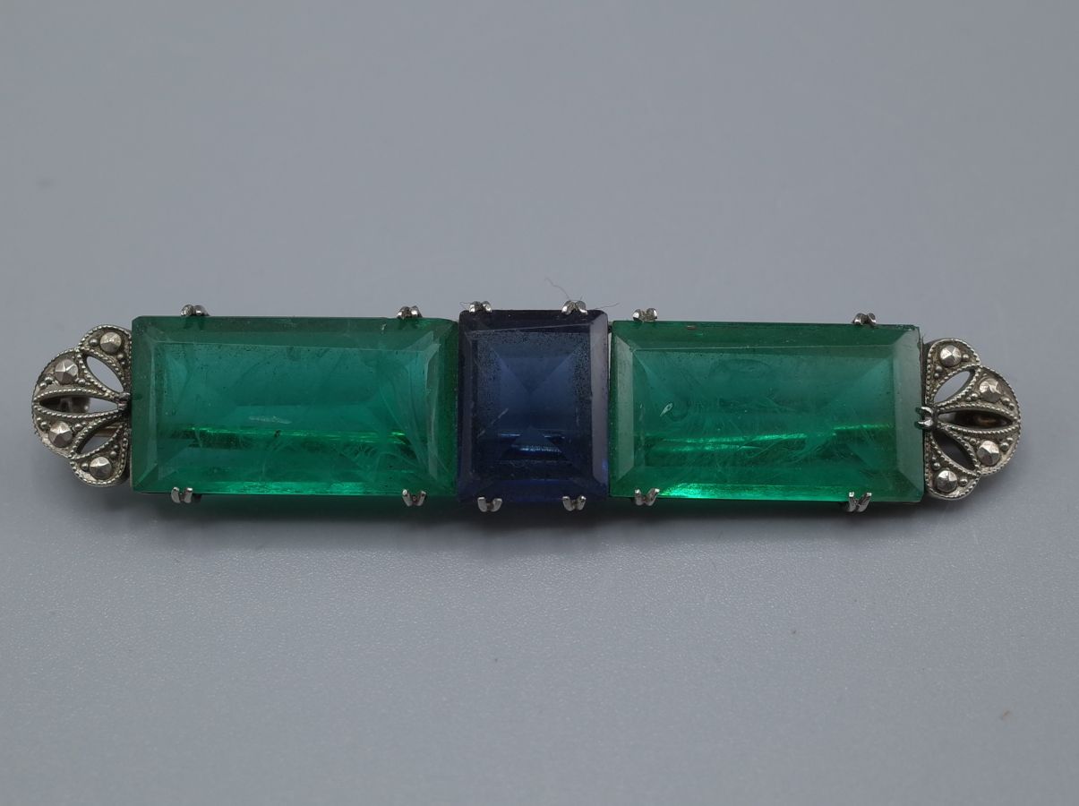 Null 镶嵌有两颗绿色和一颗蓝色祖母绿宝石的银质胸针

毛重：9.2克
