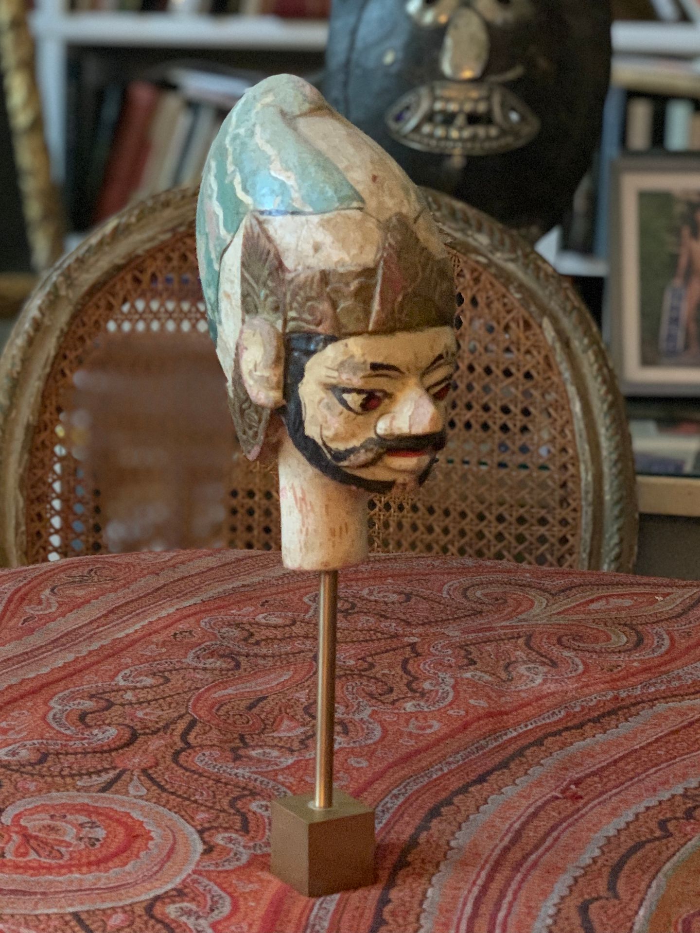 Null Puppenkopf, der einen bärtigen Mann darstellt, aus polychrom geschnitztem H&hellip;