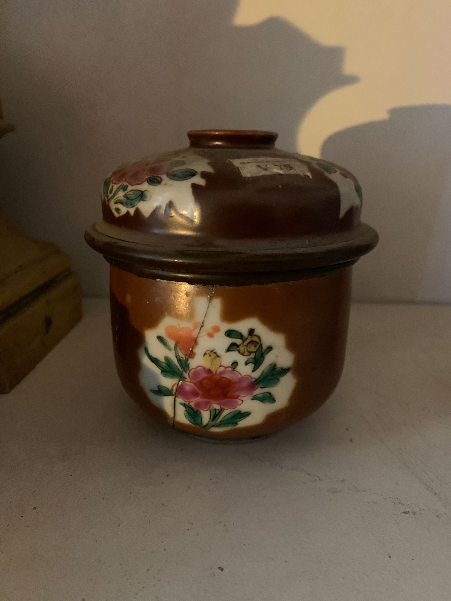 Null Pot couvert en porcelaine à décor de fleurs dans des réserves sur fond brun&hellip;