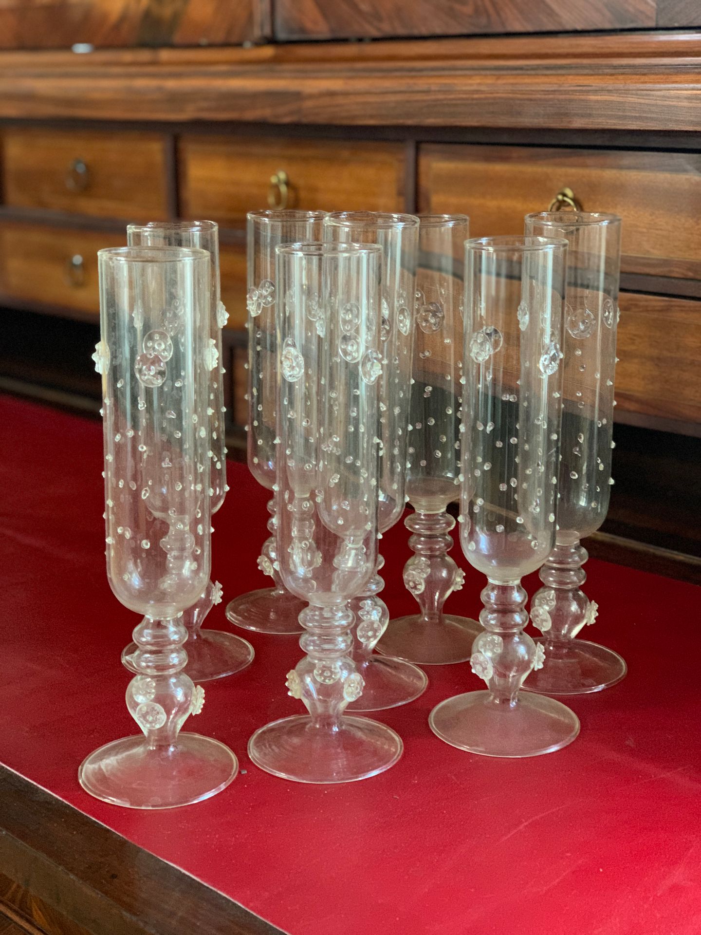 Null Huit flutes à champagne en verre soufflé de Venise à décor d’appliques à ch&hellip;