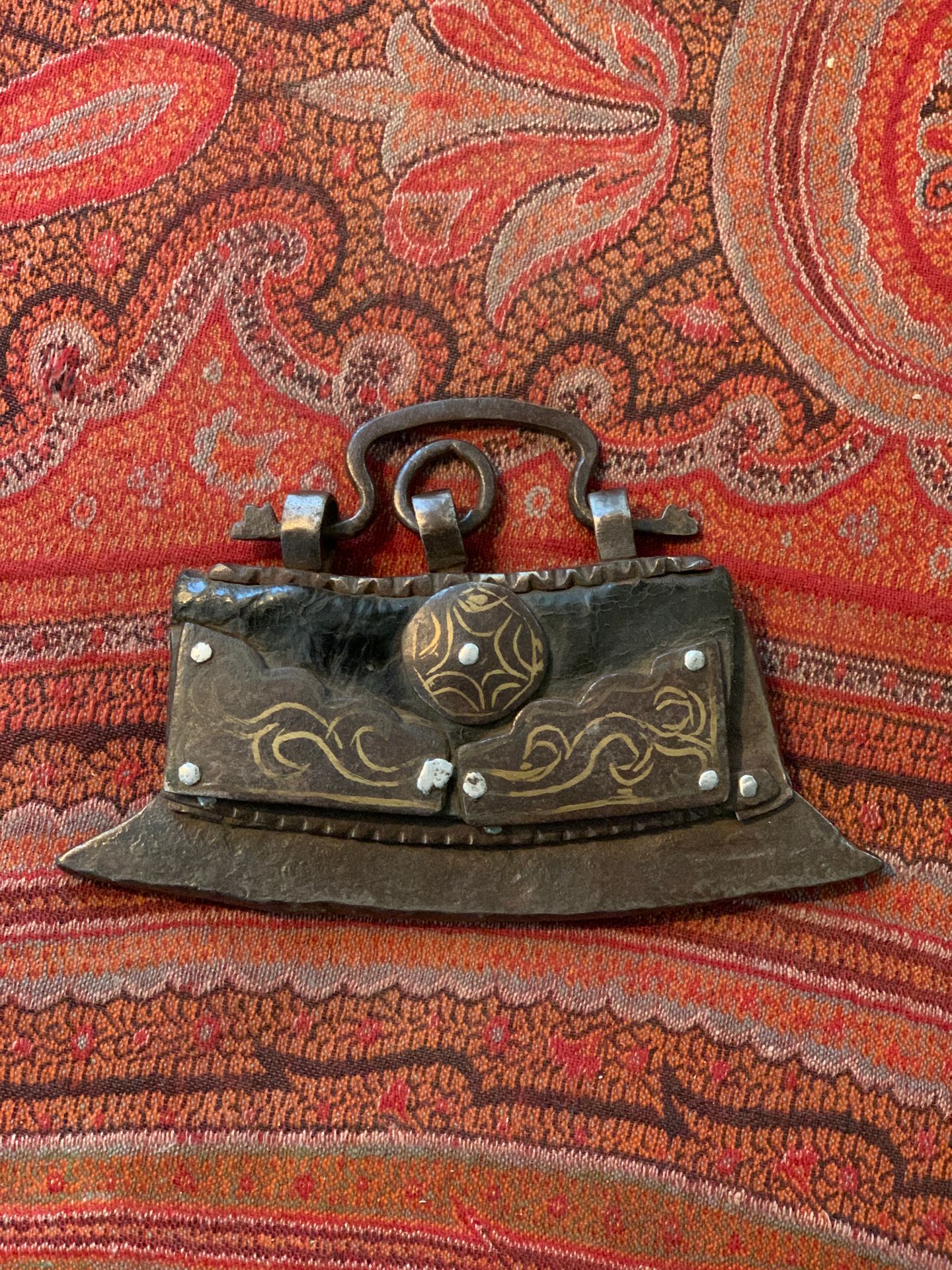 Null 藏式打火机，钢制，镶嵌黄金和皮革。

西藏，19世纪

长度：14.5厘米
