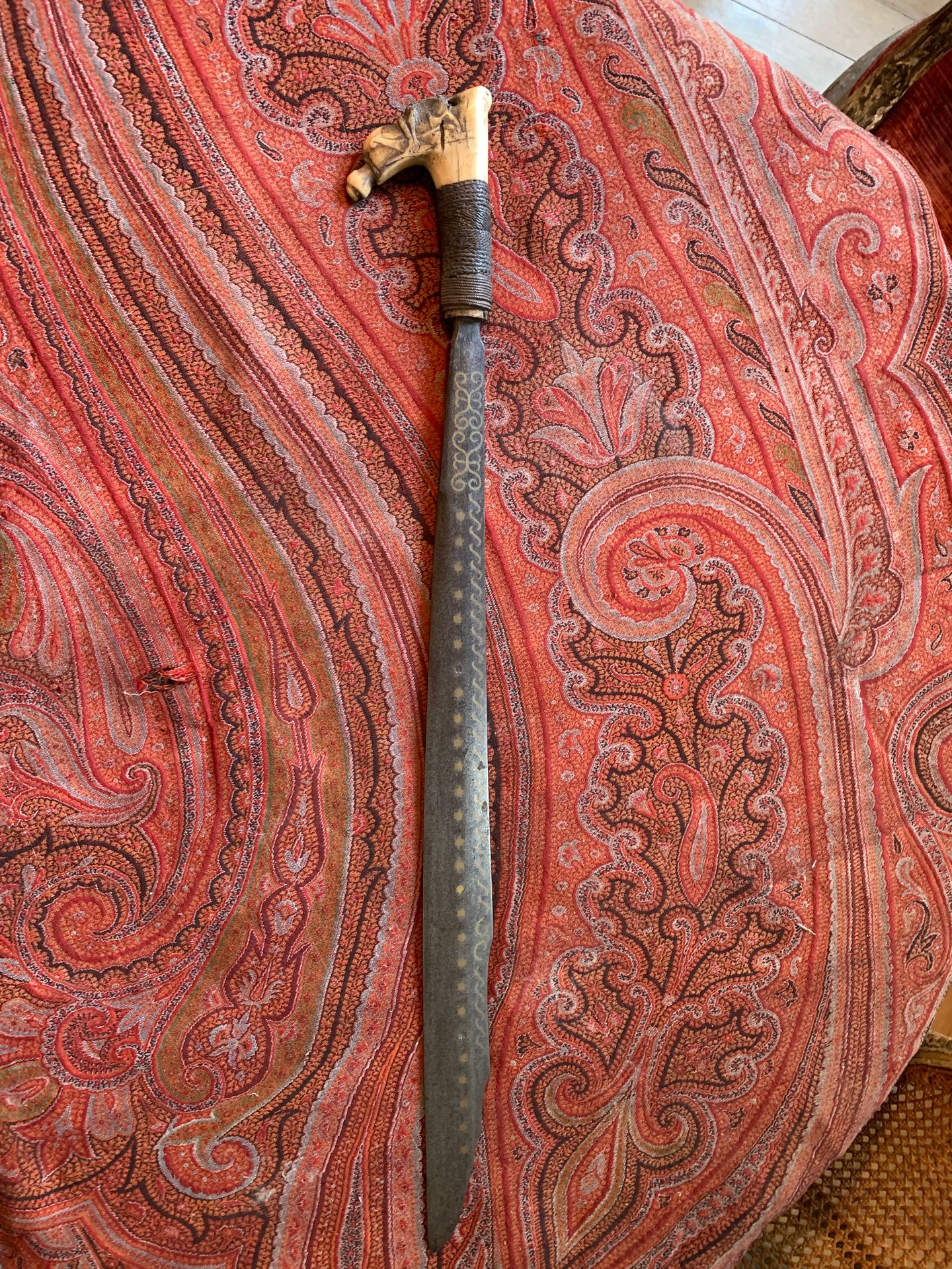 Null 大刀，钢制刀身，装饰有铜质镶嵌和卷轴。手柄上雕刻着风格化的装饰。

印度尼西亚的工作。

长度：64厘米