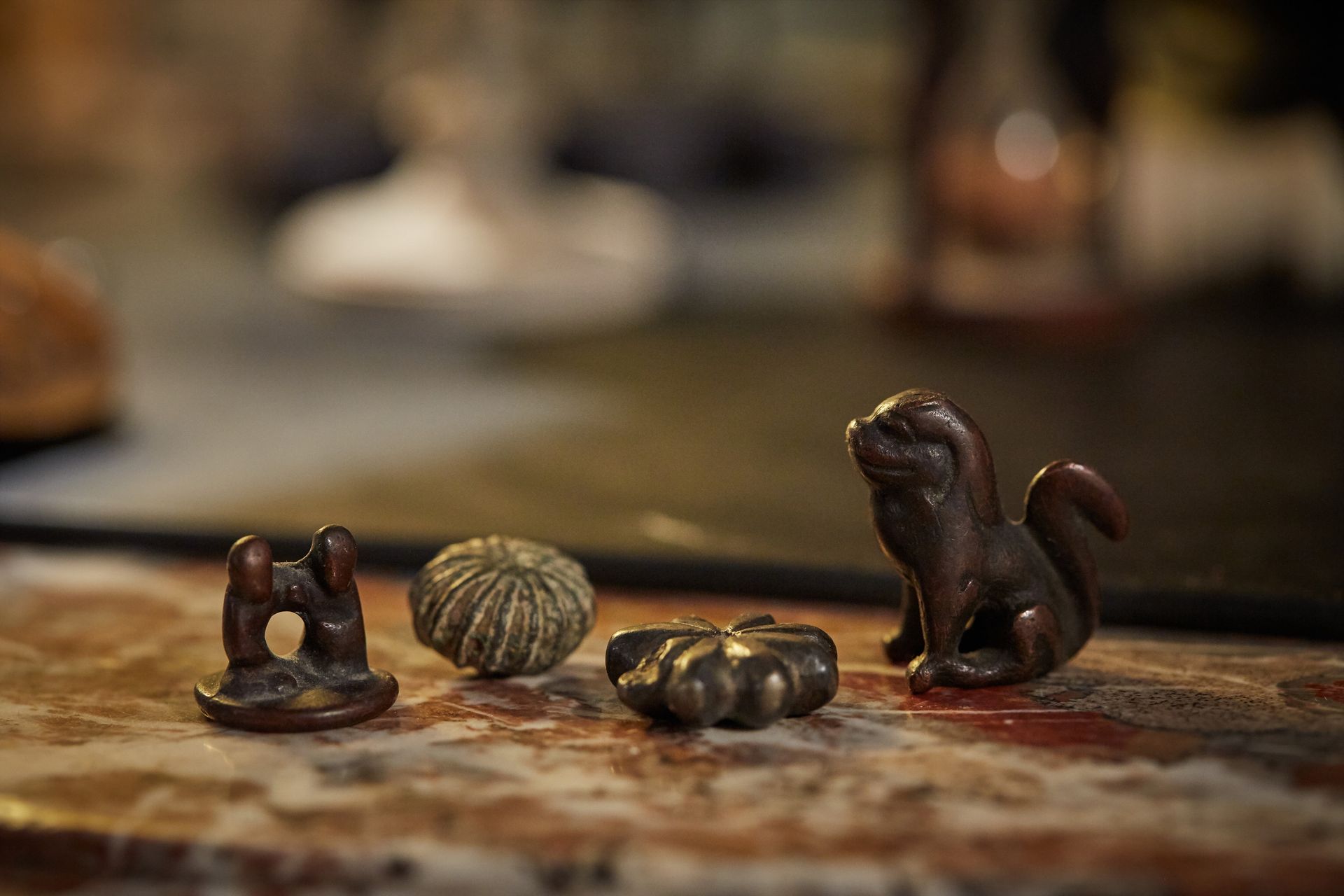 Null Cuatro pequeñas pesas de bronce que representan un perro sentado, un sello &hellip;