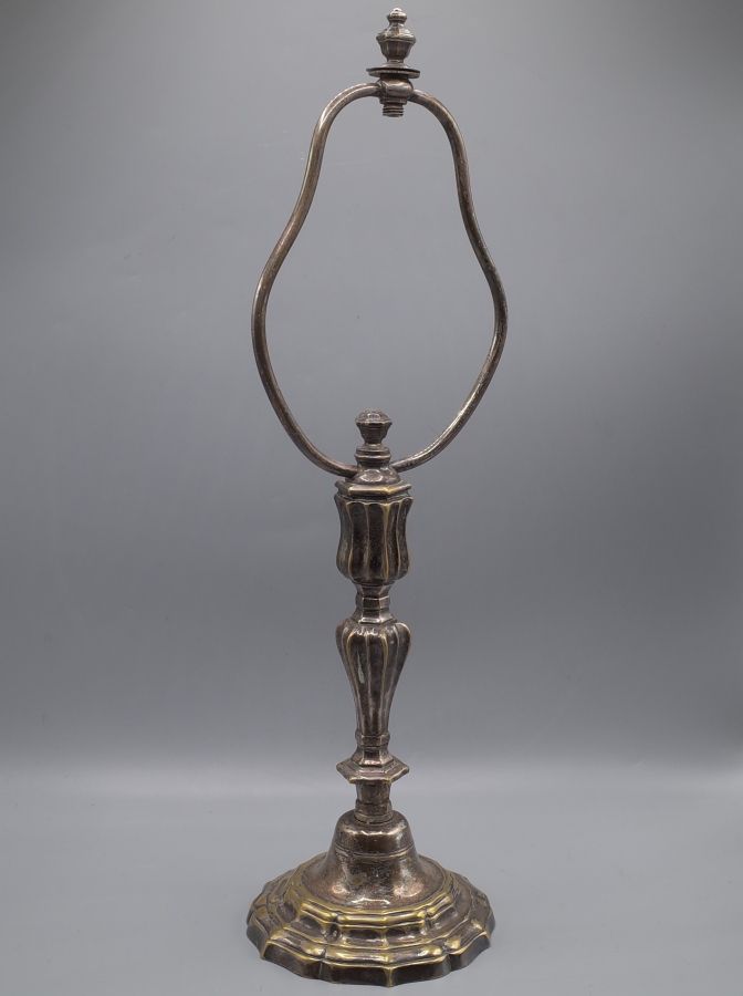 Null Flambeau en bronze argenté de style Louis XV monté en lampe. (Usures et tro&hellip;