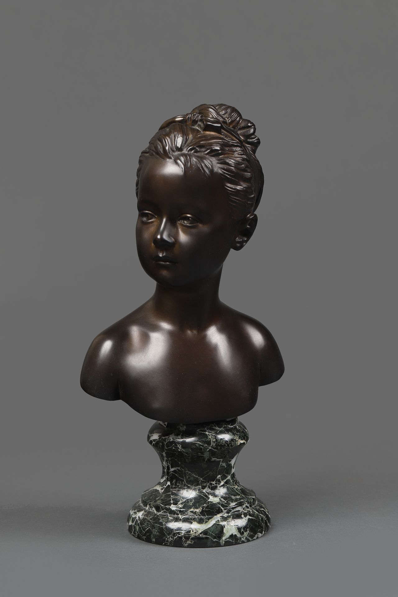 Null Buste d'enfant en bronze à patine brune d'après Houdon. Base en marbre.

Ha&hellip;