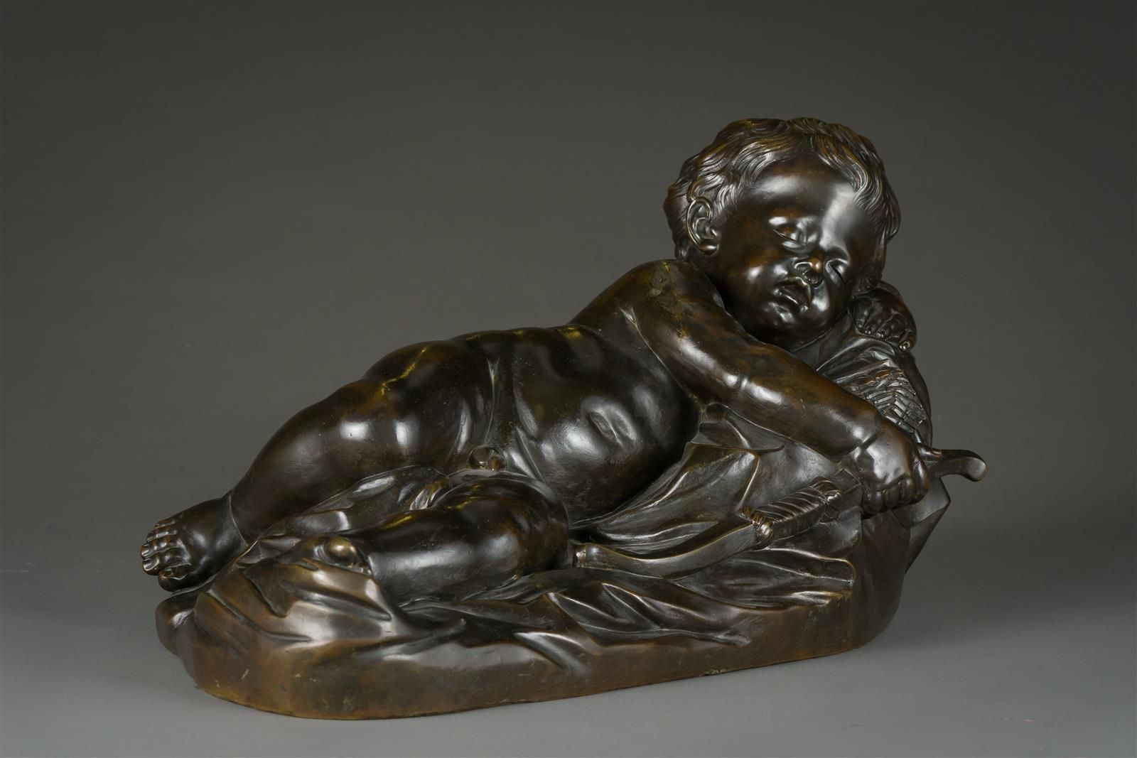 Null Importante sculpture en bronze ciselé à patine brune représentant Cupidon e&hellip;