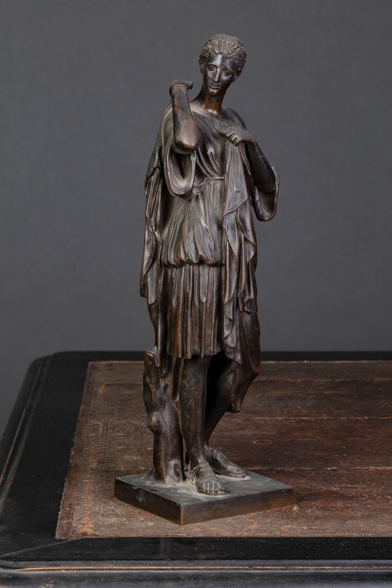 Null 带有棕色铜锈的青铜雕像，表现了一个披着古朴风格的女人。

19世纪

高度：34厘米