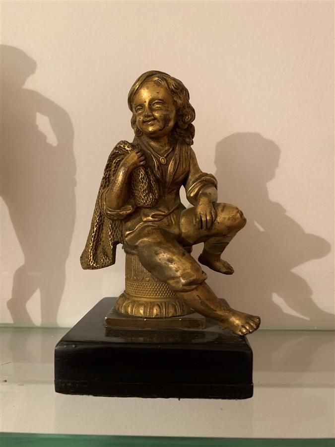 Null Statuette en bronze ciselé et doré représentant un jeune pêcheur napolitain&hellip;