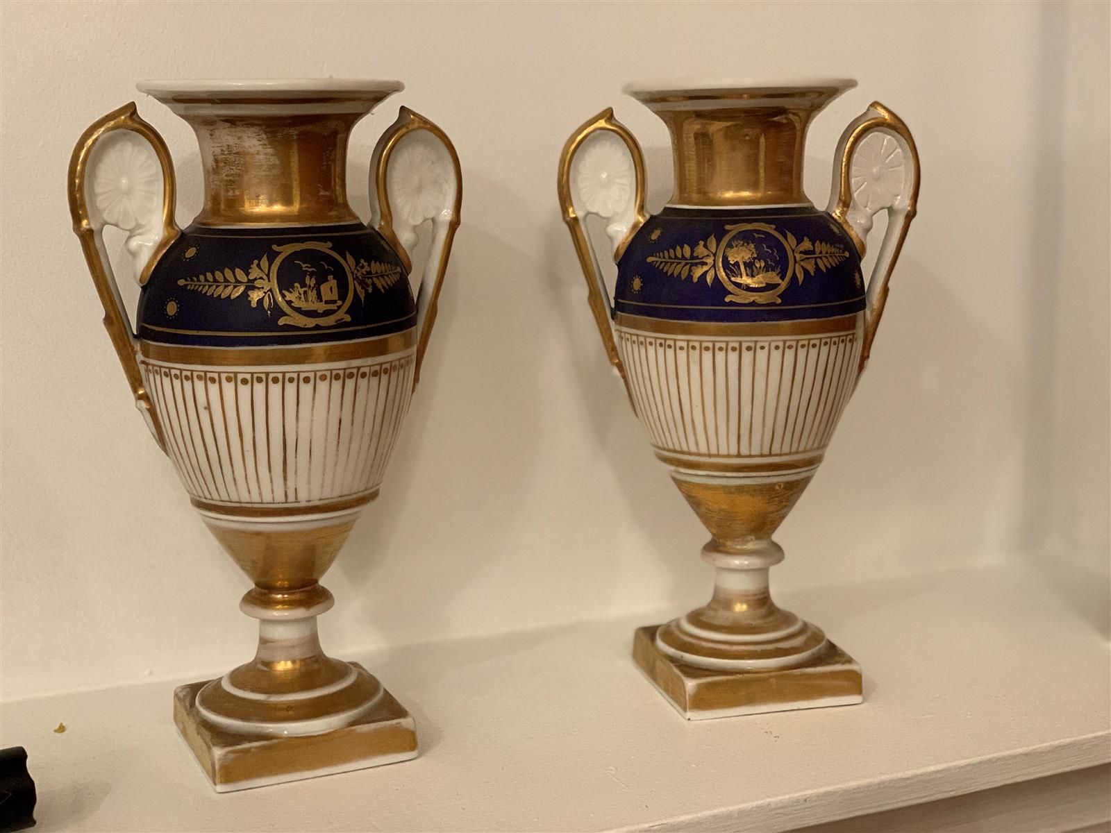 Null Paire de petits vases balustres en porcelaine blanche à décor bleu et doré &hellip;
