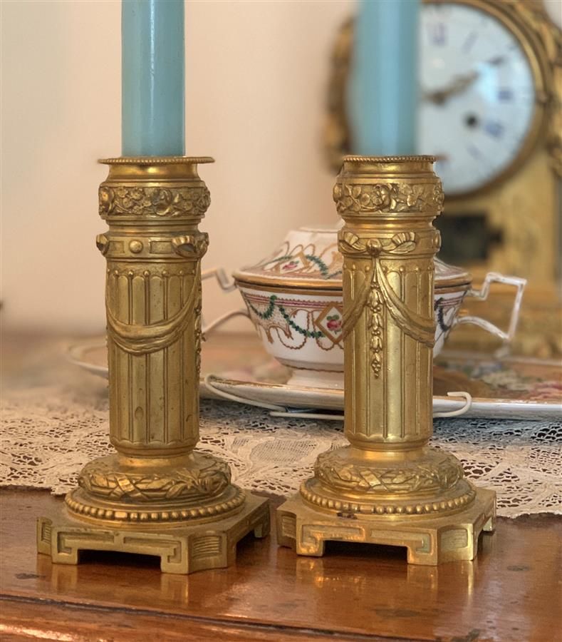 Null Paire de petits bougeoirs en bronze doré en forme de colonnes cannelées à r&hellip;