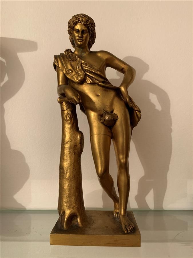 Null Statuette en bronze doré représentant Pan ou Bacchus accoudé à une souche, &hellip;