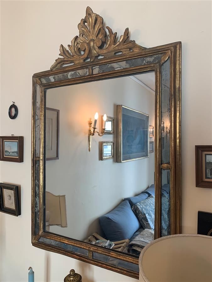 Null Miroir à pareclose en bois et stuc doré orné au sommet d'un cartouche feuil&hellip;