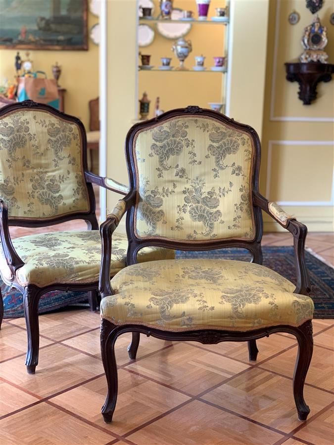 Null Paire de fauteuils en bois naturel sculpté et mouluré de style Louis XV à d&hellip;