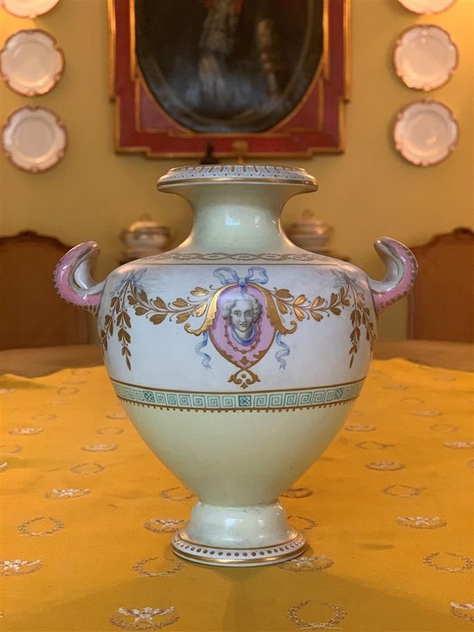 Null Vase urne en porcelaine polychrome, pastel et dorée, la base ronde à décor &hellip;