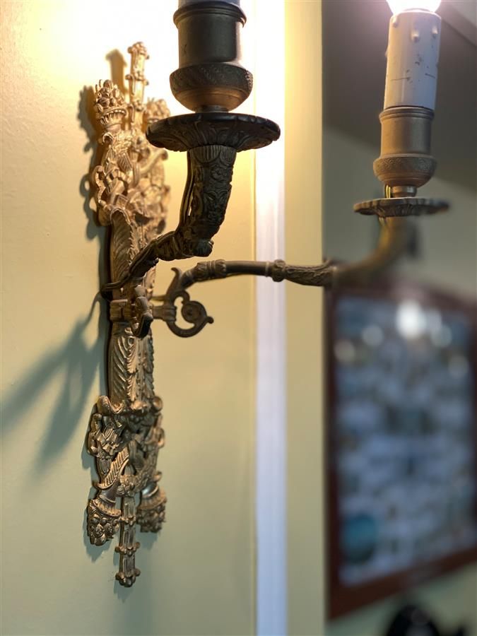 Null Paire d'appliques à deux bras de lumière en bronze doré à décor de cornes d&hellip;