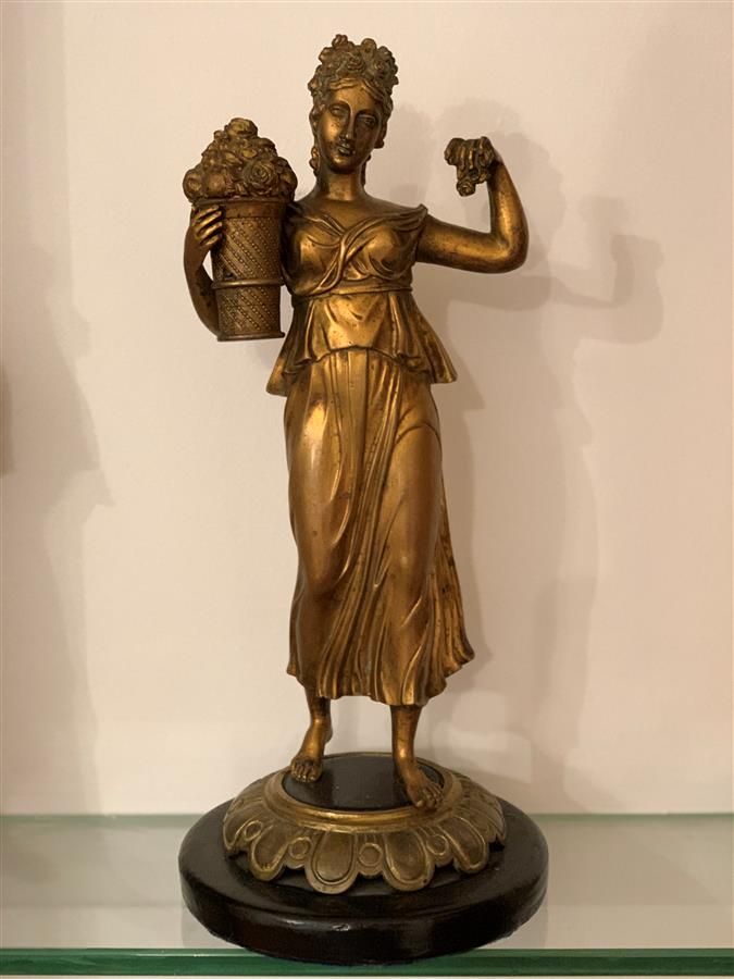 Null Statuette en bronze doré représentant une femme vêtue à l'Antique tenant un&hellip;