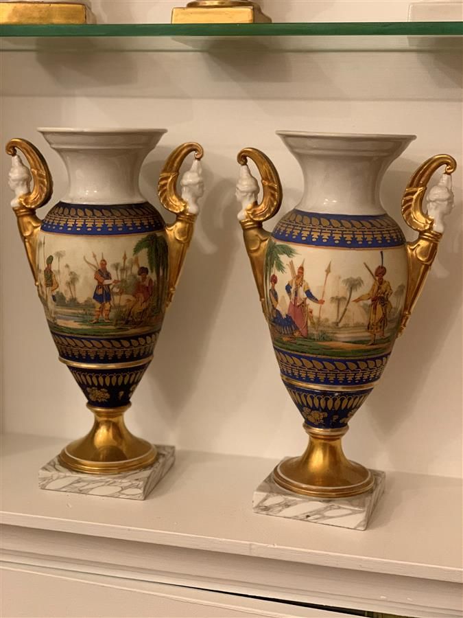 Null Paire de vases de forme balustre en porcelaine polychrome et dorée à décor &hellip;