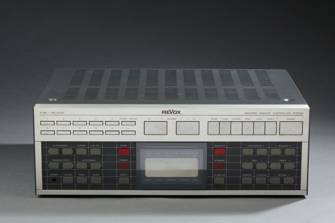Null REVOX B285接收机。1985年生产的每通道80瓦的立体声调谐器。Revox的质量，一个众所周知的设备（待查）。

高度：15厘米 - 宽度：4&hellip;