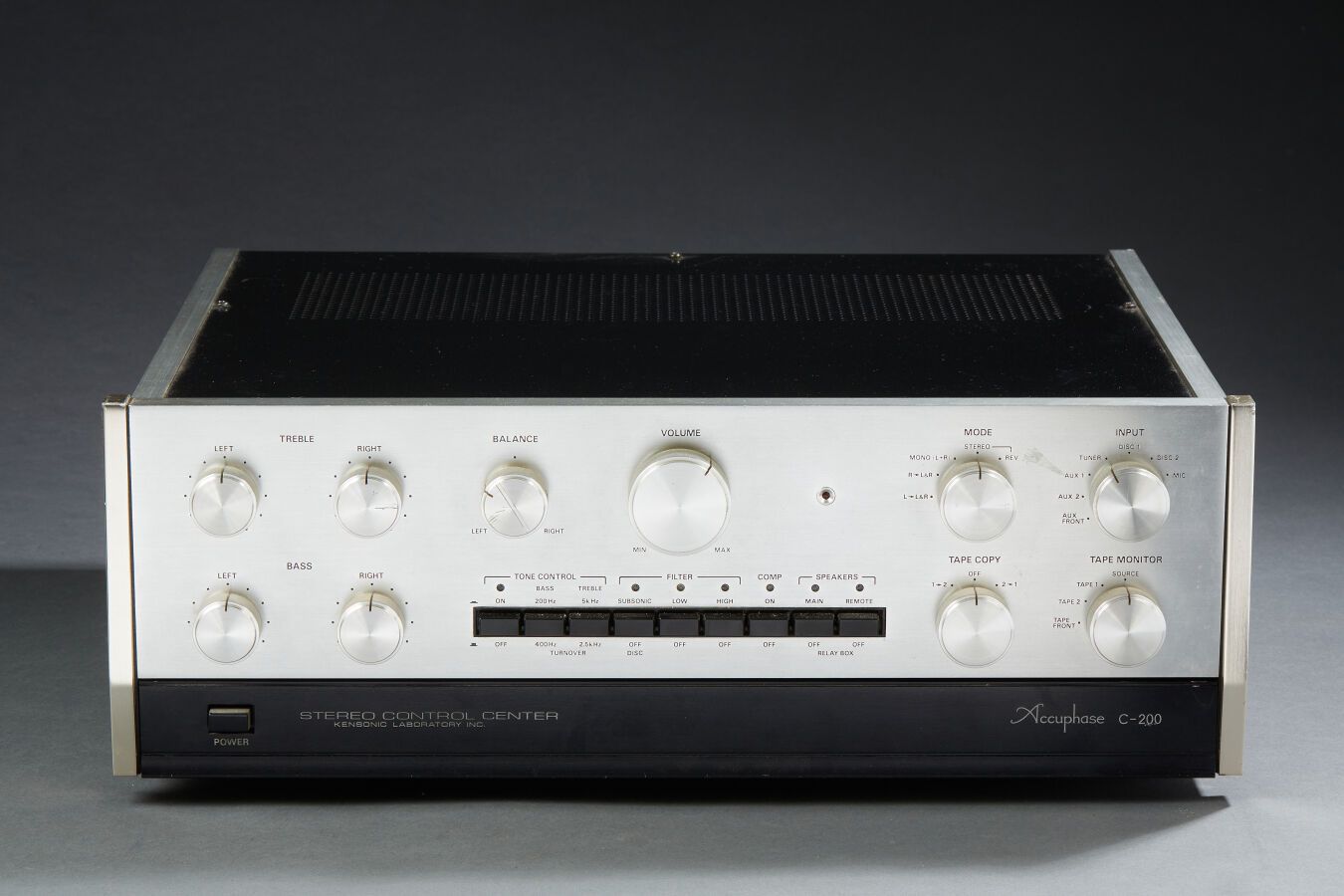 Null Accuphase C-200。立体声控制中心，前置放大器(1973-1977)

由Accuphase销售的第一台前级放大器。显著的建造，一个参考。&hellip;
