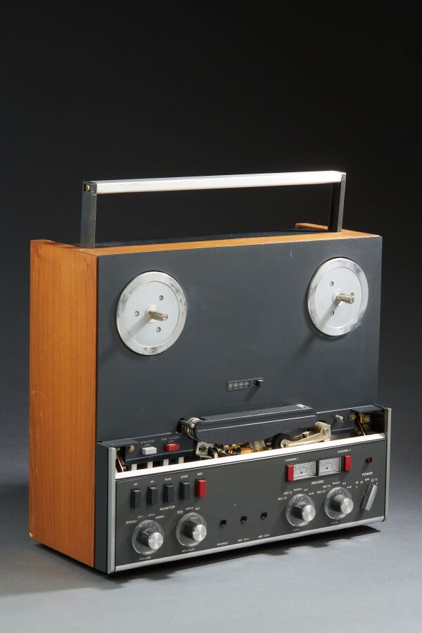 Null REVOX A77。1978年至1985年带有三个马达和两个速度的磁带录音机（按原样出售，有待检查，有使用痕迹，背面的塑料通风栅栏变形）。

36 x&hellip;