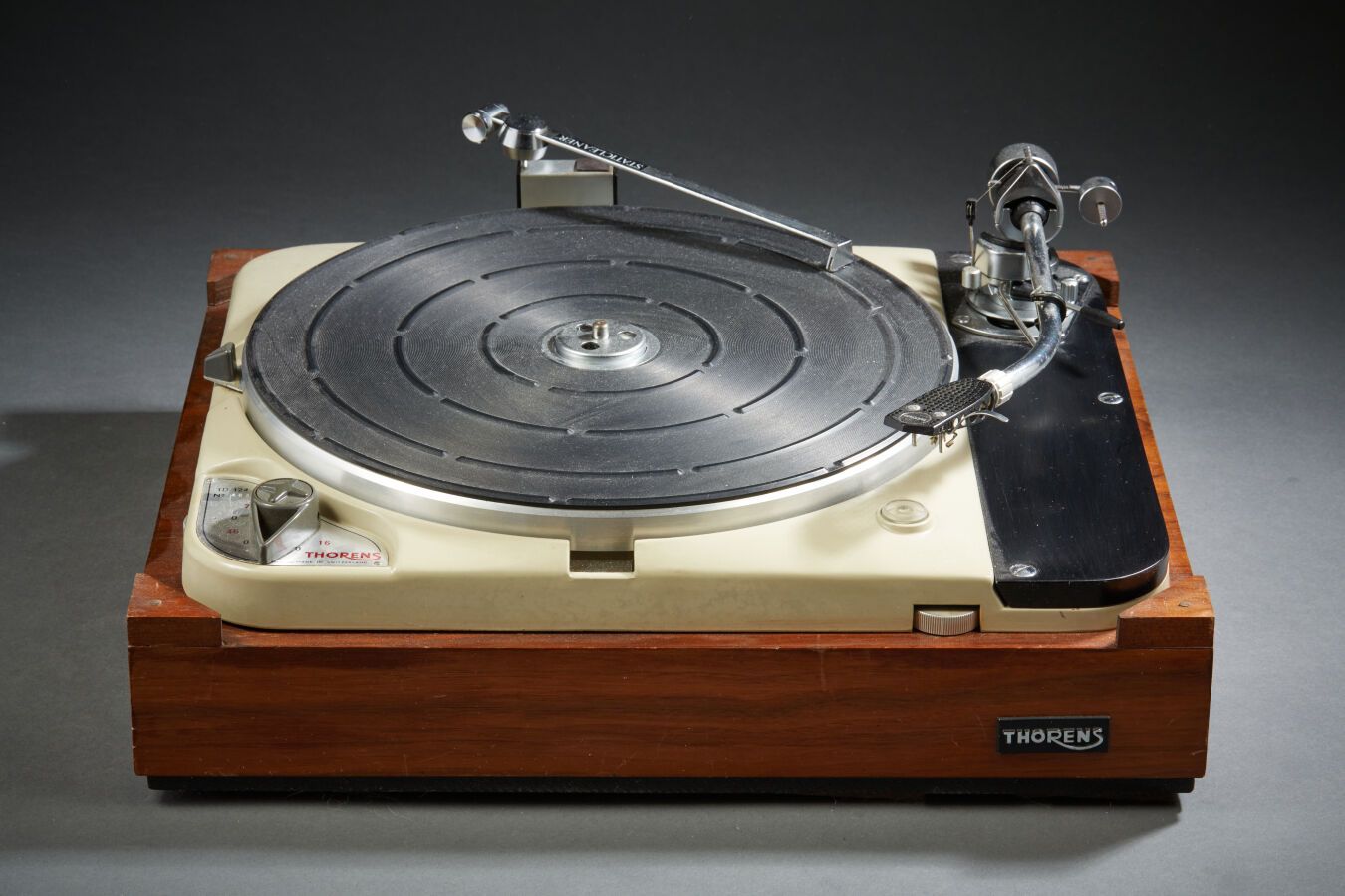Null THORENS TD124, top of the range turntable of the Swiss brand, rare base of &hellip;