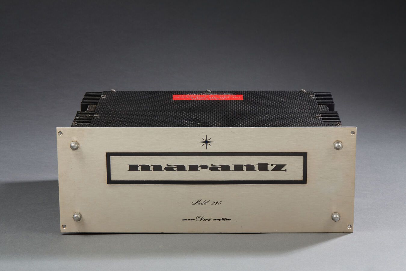 Null MARANTZ 240。功率立体声放大器。70年代的每声道120瓦的立体声放大器。(使用的痕迹)

高度：14,5 cm - 宽度：39 cm - 深&hellip;