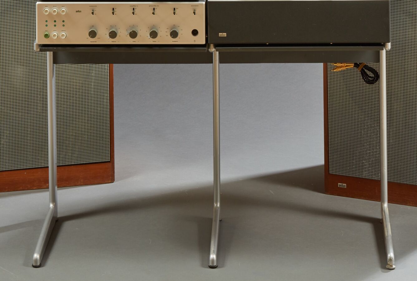 Null BRAUN，由Dieter Rams设计，"Kangaroo "三脚座桌，底座为灰色漆面铸铝，桌面为深灰色漆面复合木。BRAUN高保真音响设备的完美支&hellip;
