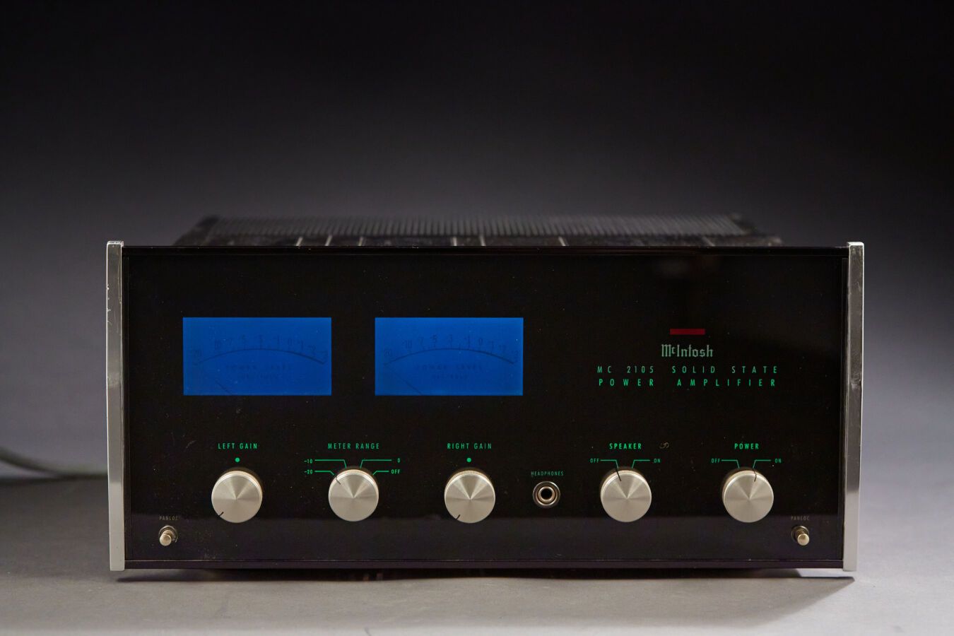 Null 麦金托什MC2105固态功率放大器105瓦（1970-1975年）

60年代末设计的晶体管放大器。

高度：17.5厘米 - 宽度：41厘米 - 深&hellip;