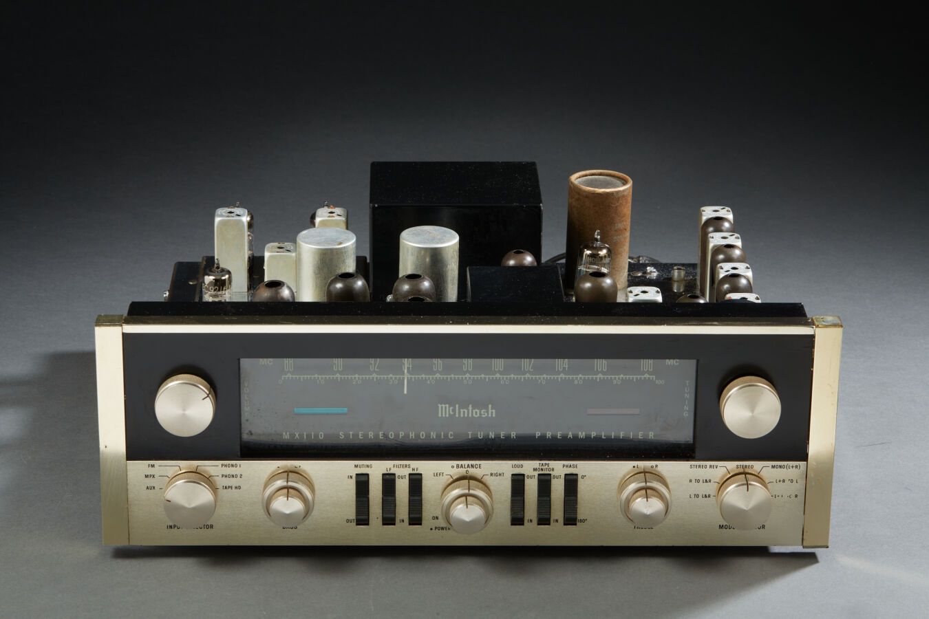 Null 麦金托什MX110立体声调谐器前置放大器。(1962-1965)

电子管前置放大器与调谐器相结合。

高度：13厘米 - 宽度：39厘米 - 深度：&hellip;