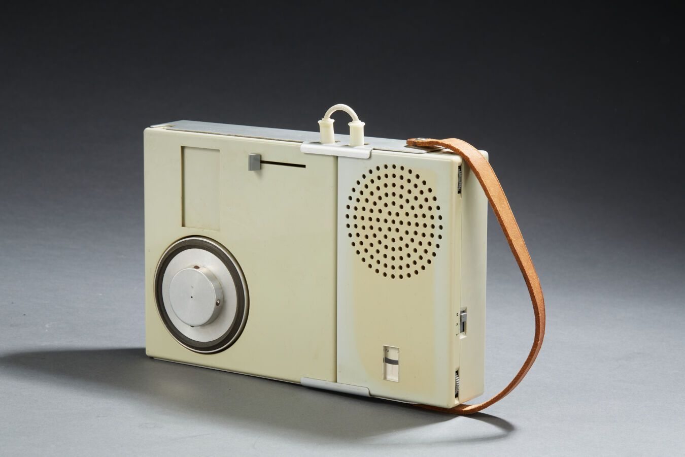 Null BRAUN TP-1 Dieter Rams的标志性电话被纽约MOMA收藏。这款来自20世纪50年代末的便携式听筒集成了一个唱片机和一个收音机。它综合&hellip;