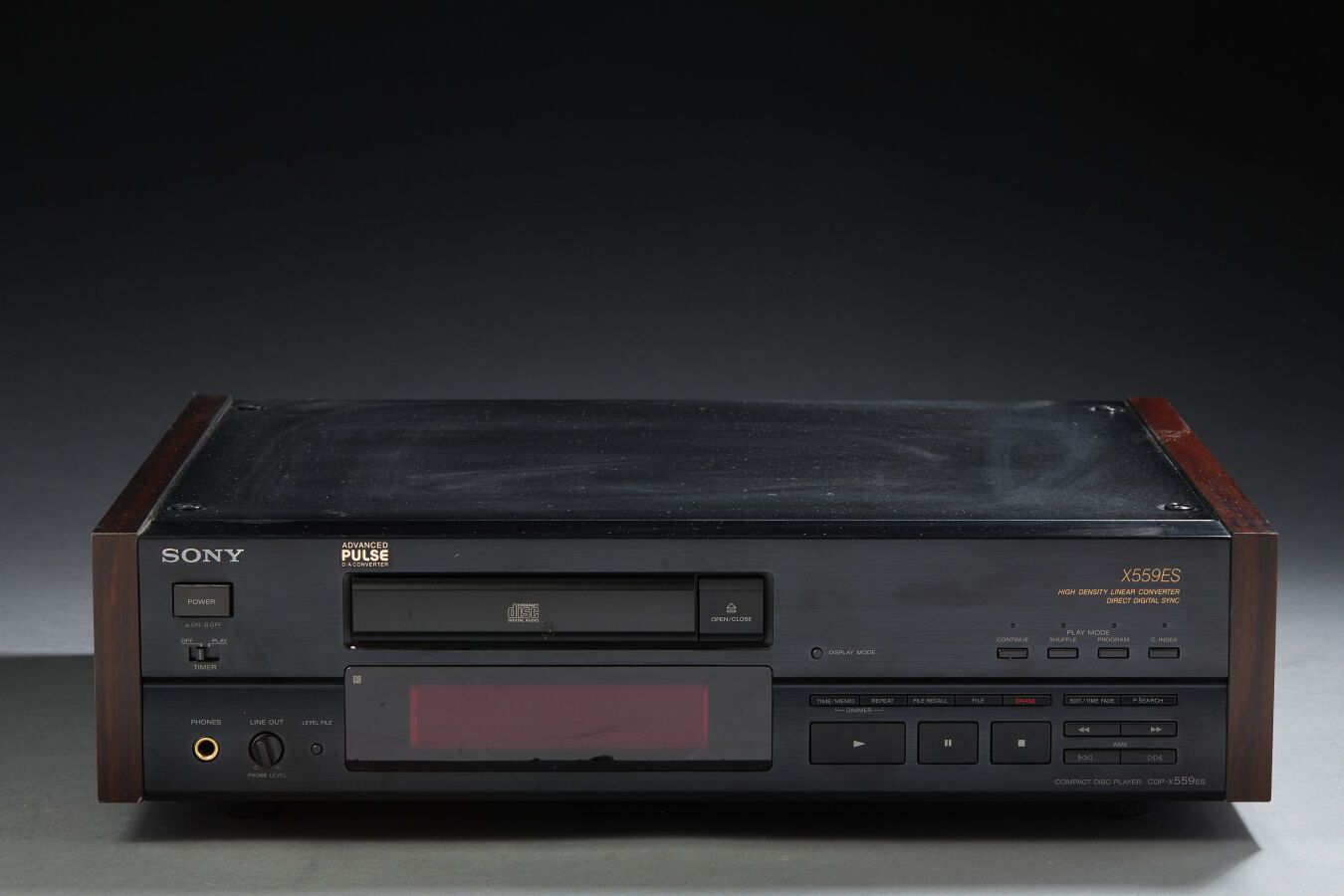 Null Sony CDP-X559S.来自Esprit系列的CD播放器，侧面用木皮装饰。

高度：11厘米 - 宽度：46.7厘米 - 深度：35.7厘米
