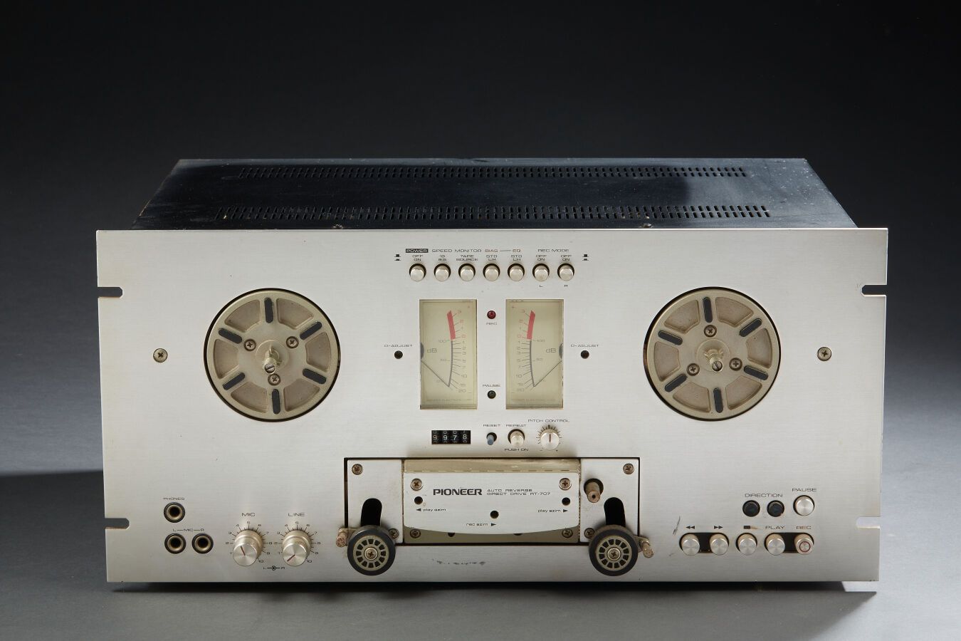 Null PIONEER RT-707自动倒带录音机 >直接驱动，有四个磁头，三个马达和两个速度（有使用痕迹，按原样出售）

高度：23厘米 - 宽度：48厘米&hellip;