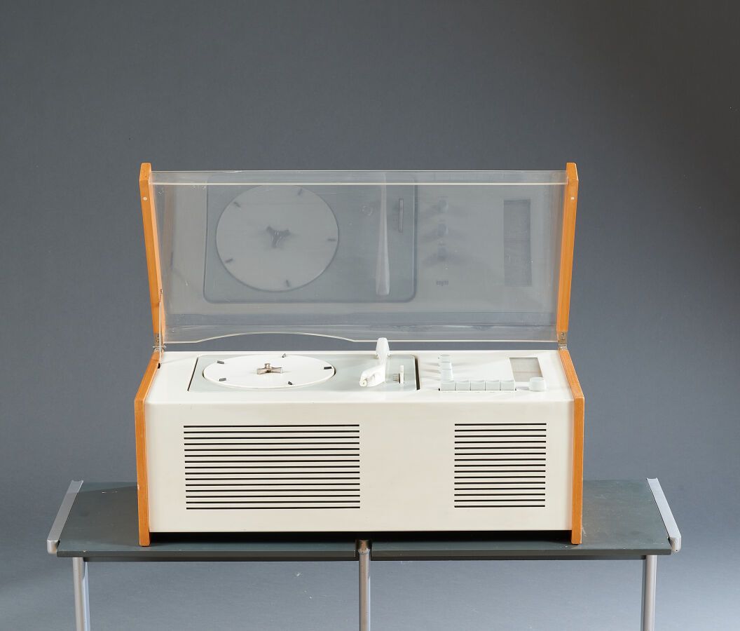 Null BRAUN SK-5 电话组合，AM/FM收音机，唱片机，由著名的Dieter Rams在1950年代设计，状态非常好。功率2 x 15瓦，电子管放大&hellip;