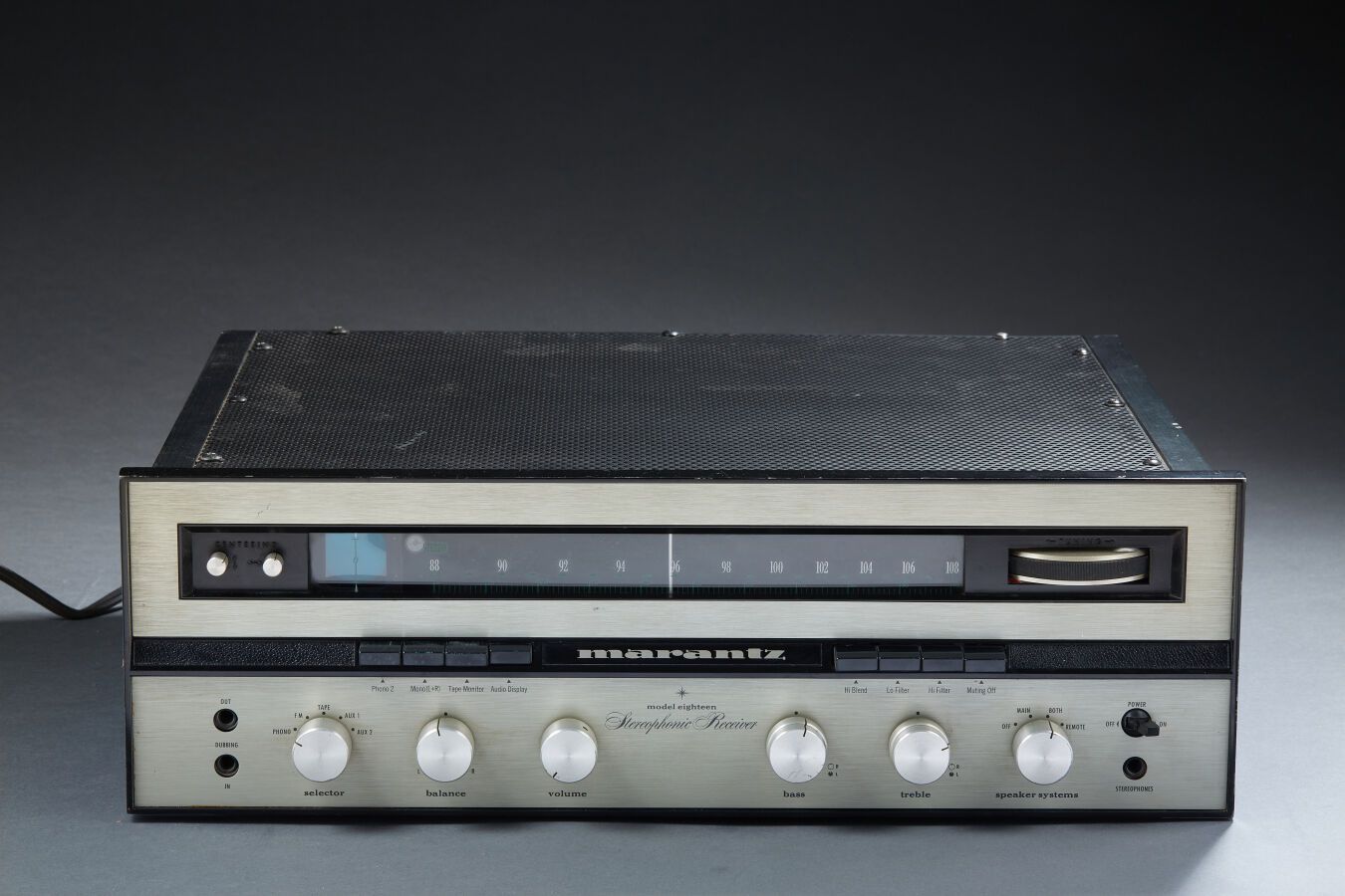 Null MARANTZ十八号模型。立体声接收器。自动调谐器。1968年的Ampli-Tuner。第一个将立体声多路晶体管调谐器、前置放大器和放大器结合在同一机&hellip;