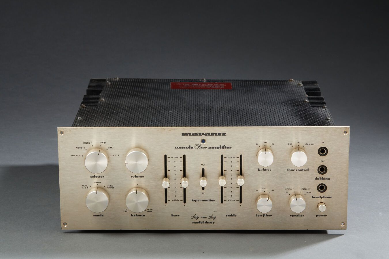 Null MARANTZ型号30。控制室立体声放大器。集成放大器--1970年代的前置放大器，有2个60瓦的功率。

高度：14.5厘米 - 宽度：39厘米 -&hellip;