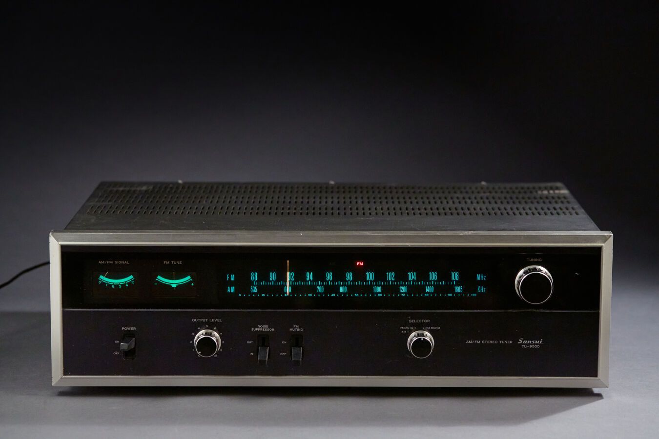 Null SANSUI TU-9500. AM/FM stereo tuner from 1973 - 1974.

Height: 14 cm - Width&hellip;