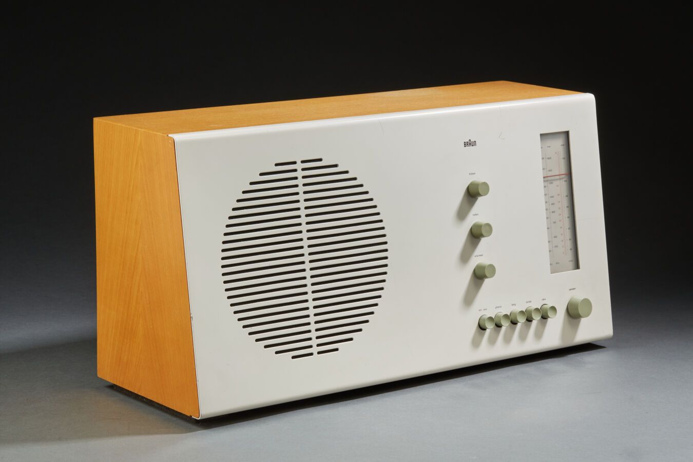 Null BRAUN RT20扩音机，由Dieter Rams设计，1961-1964年生产。

高度：25厘米 - 宽度：50厘米 - 深度：18厘米