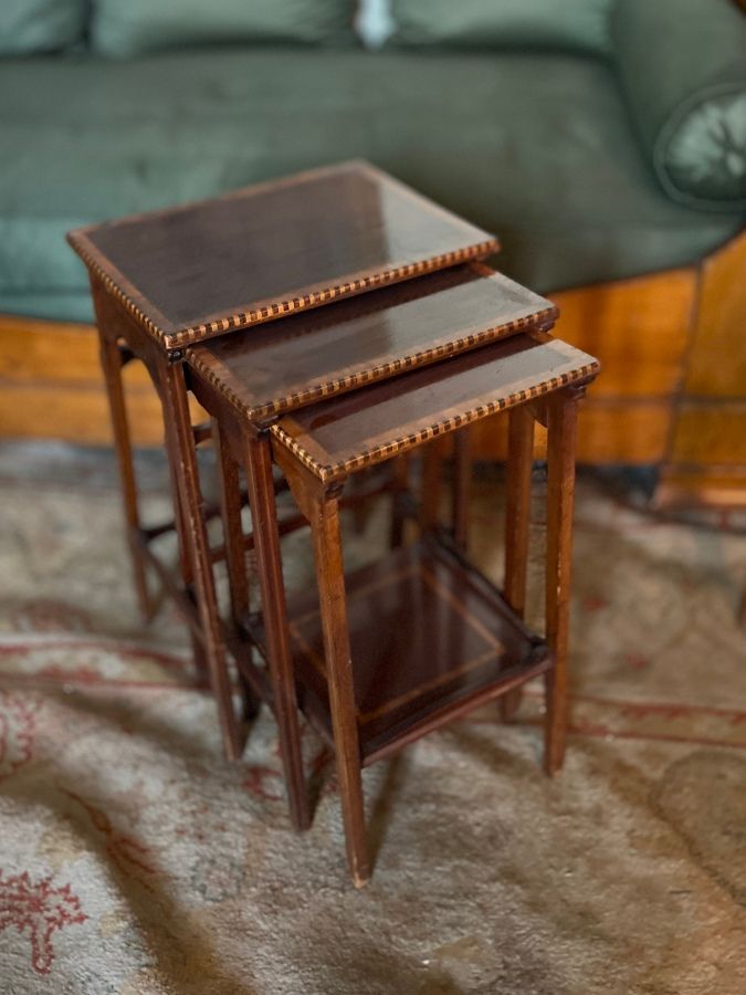 Null 三张小的贴面嵌套桌，有棋盘式的网状装饰。

约1900年

57 x 37 x 27厘米（最大的）。



出处：D先生的遗产，巴黎的一个公寓。