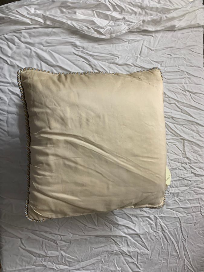 Null 一对奶油色塔夫绸靠垫，有相匹配的卡布利边框（磨损和污渍）。

38 x 38 cm
