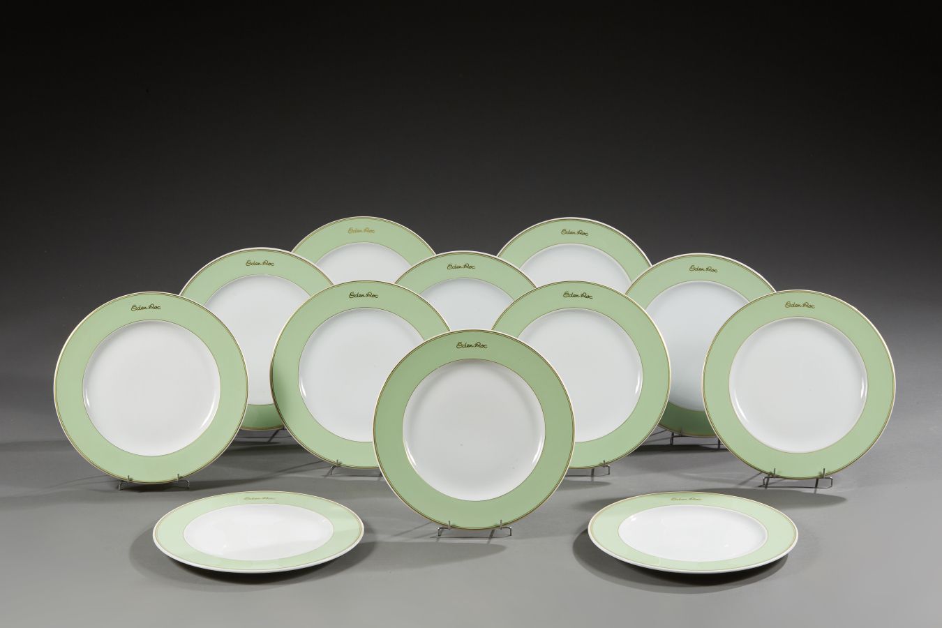 Null Hutschenreuther. Twelve round flat plates in white porcelain. The enamelled&hellip;