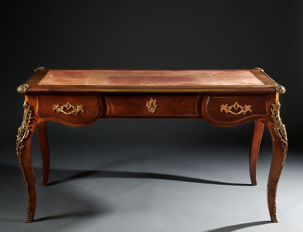 Null Bureau plat en bois de placage de style Louis XV, les pieds cintrés, riche &hellip;