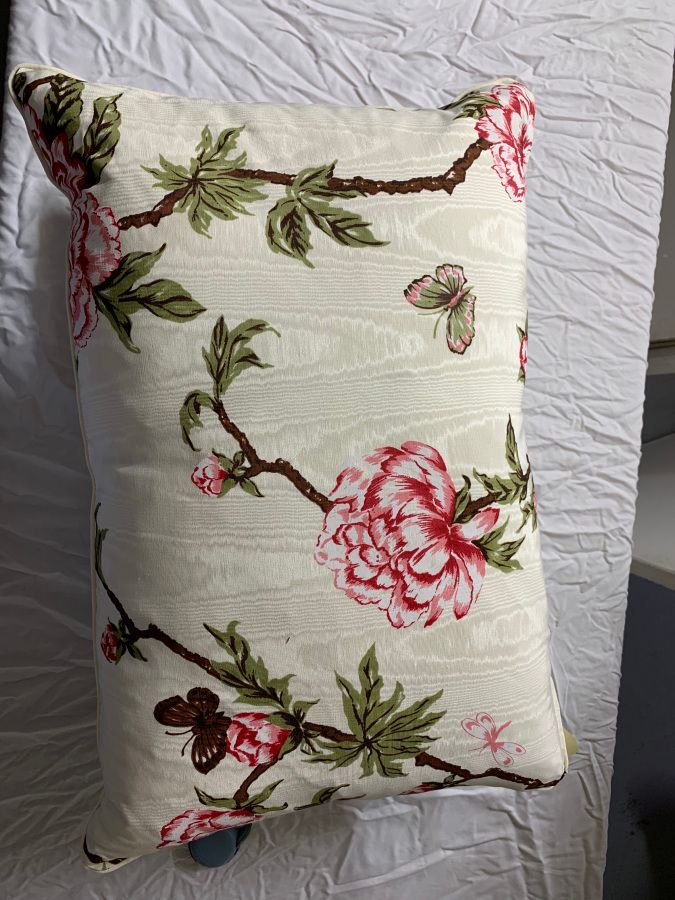 Null Pair of rectangular cushions in white moire printed with peonies and branch&hellip;