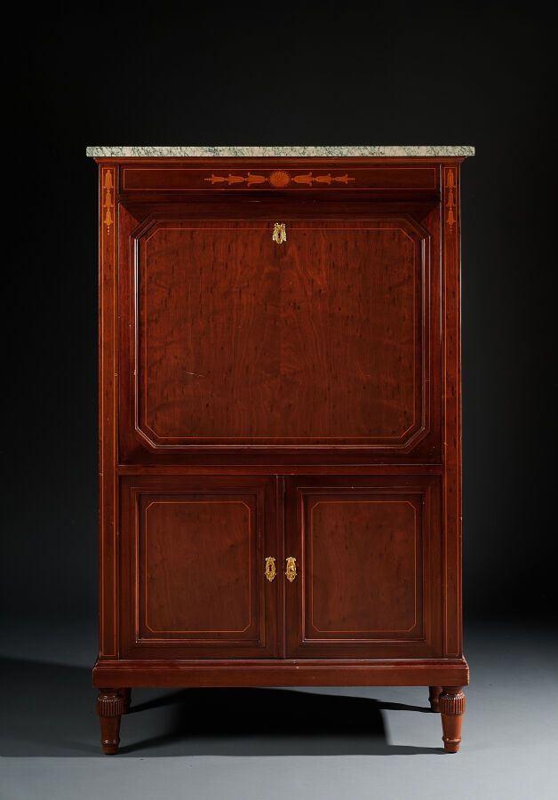 Null 复古风格的木皮柜中的直板秘书，开有一个翻盖，下部有两个叶子，装饰有轻盈的丝状框架和螺纹的底座。镀金的黄铜钥匙孔。

150 x 96 x 44 厘米