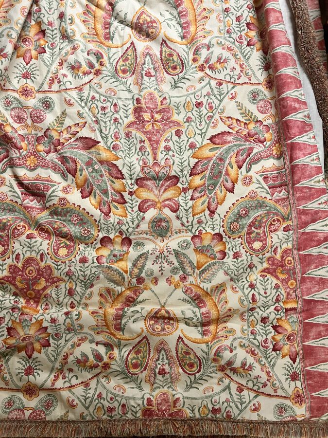 Null 
棉质的一个窗帘（右边那个），奶油色的背景上印有一朵印度花，粉色、橙色和绿色。Thorp of London, Malabar.衬里，遮光，褶头，马拉&hellip;