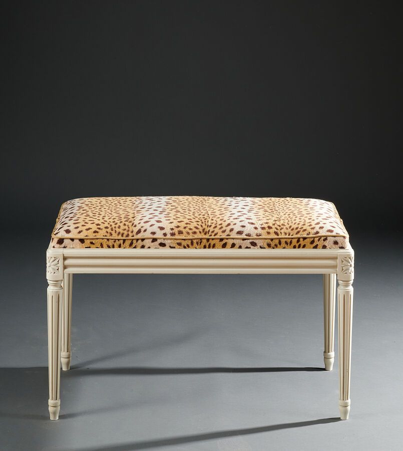 Null 路易十六风格的长椅，奶油色漆木，覆盖着仿豹皮的织物。

高度：48厘米 - 宽度：80厘米 - 深度：40厘米