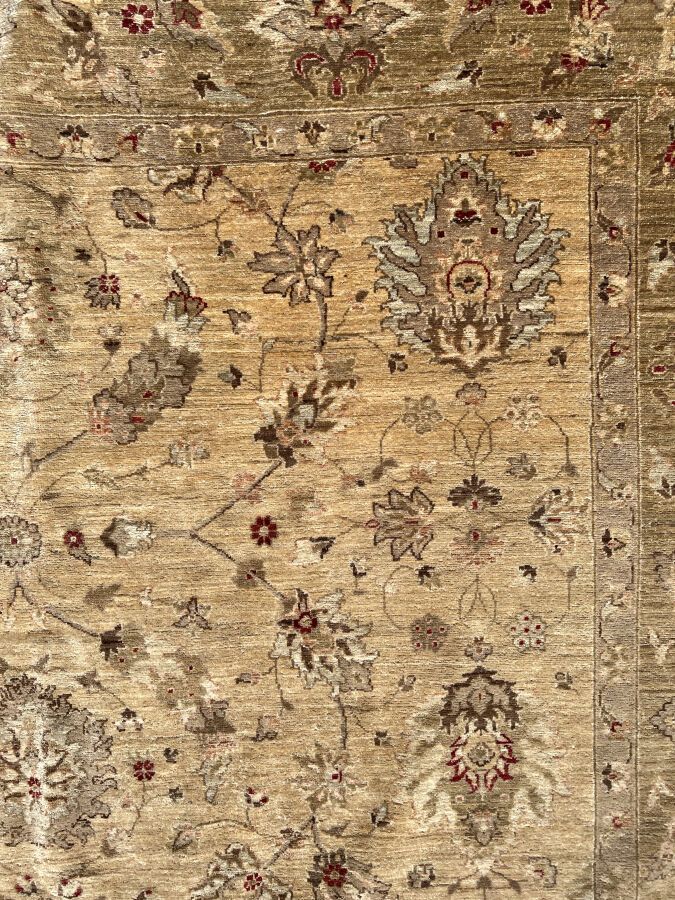 Null Teppich aus Farhan-Wolle mit Blumendekor im Agra-Stil mit beigen Feldern. 
&hellip;