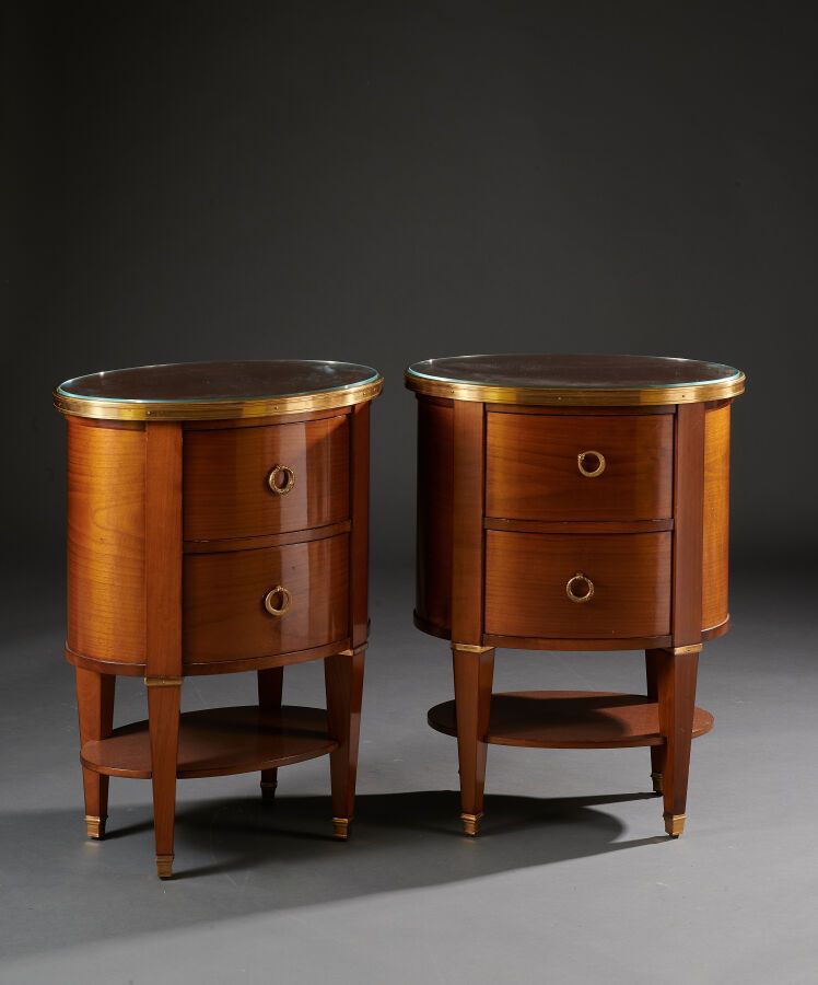 Null Maison Taillardat, coppia di comodini ovali in stile Luigi XVI in legno tin&hellip;
